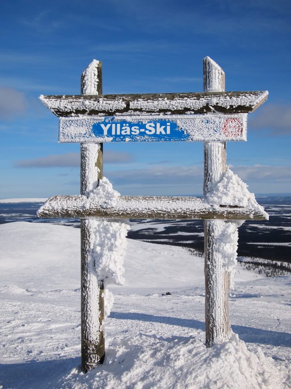 Piste sign of the skiing hill of YllÃ¤s with a Lapland background.