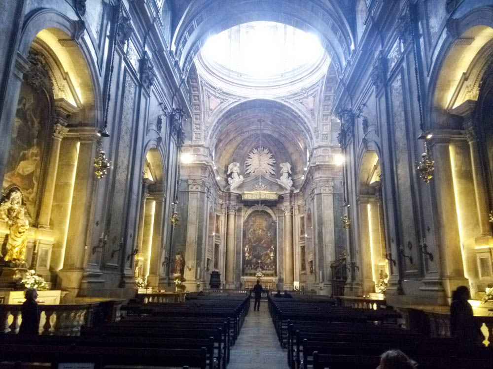 The ornate interior of the Basilica di Estrela