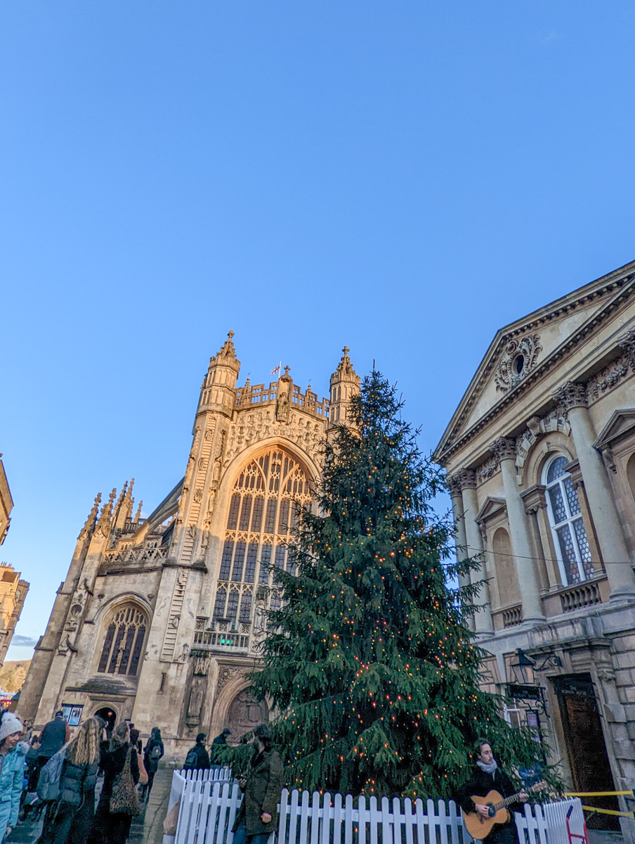 Bath Christmas market, view of Christmas tree infront of Abbey.