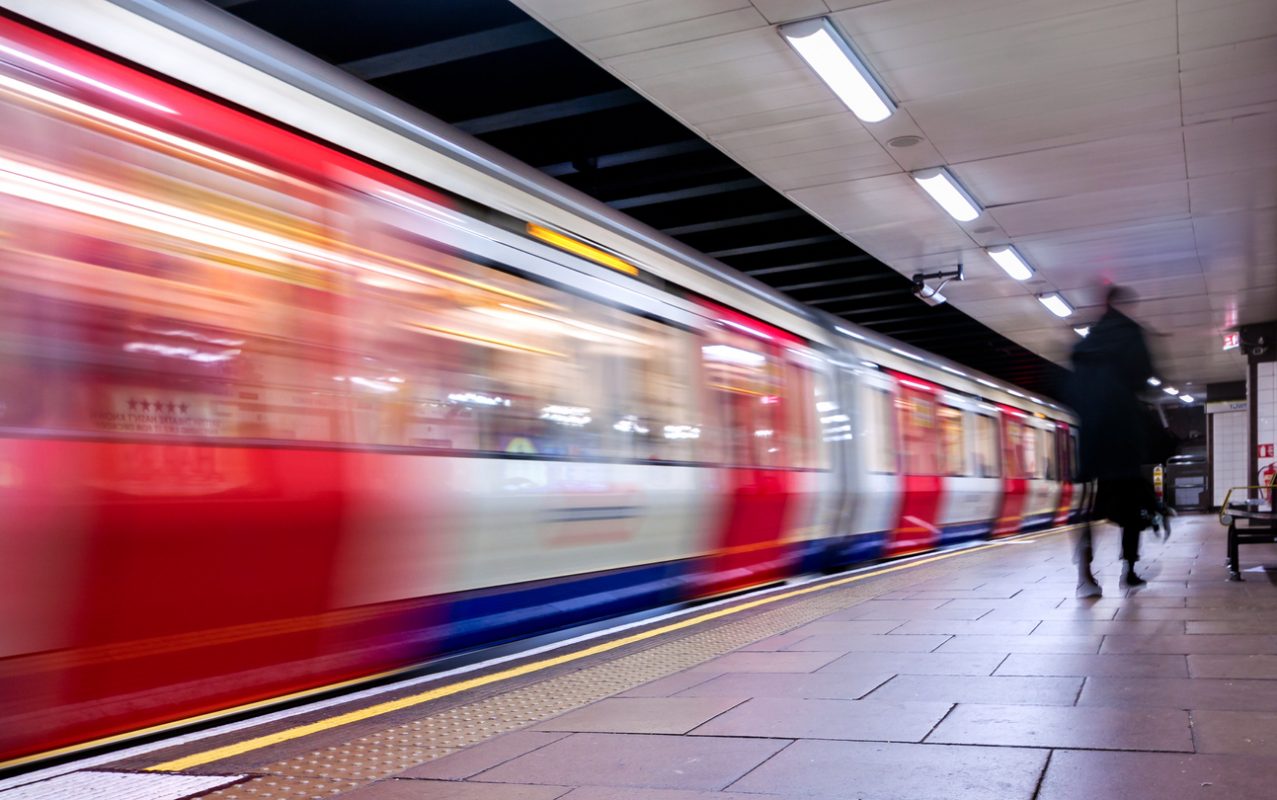 Moving train, motion blurred, London Underground - ImmagineMoving train, motion blurred, London Underground - Immagine