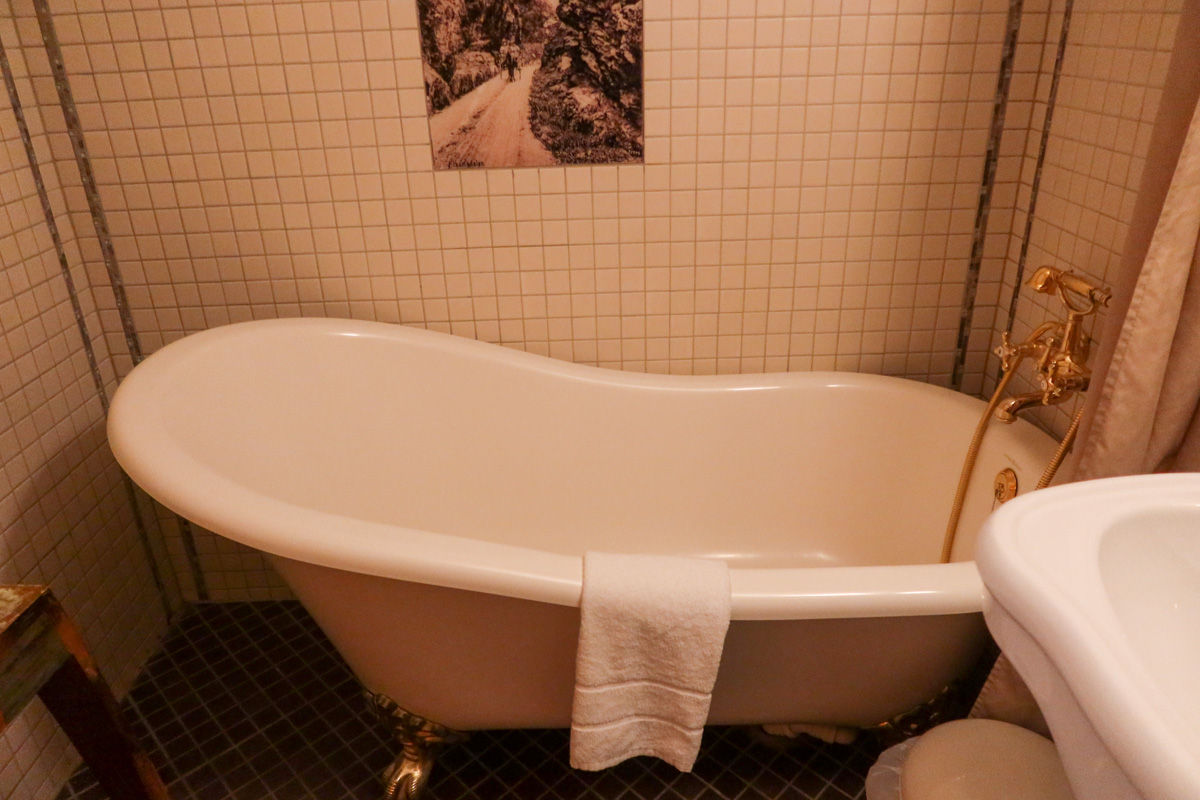 Roll top bath in the Fretheim Hotel bathroom