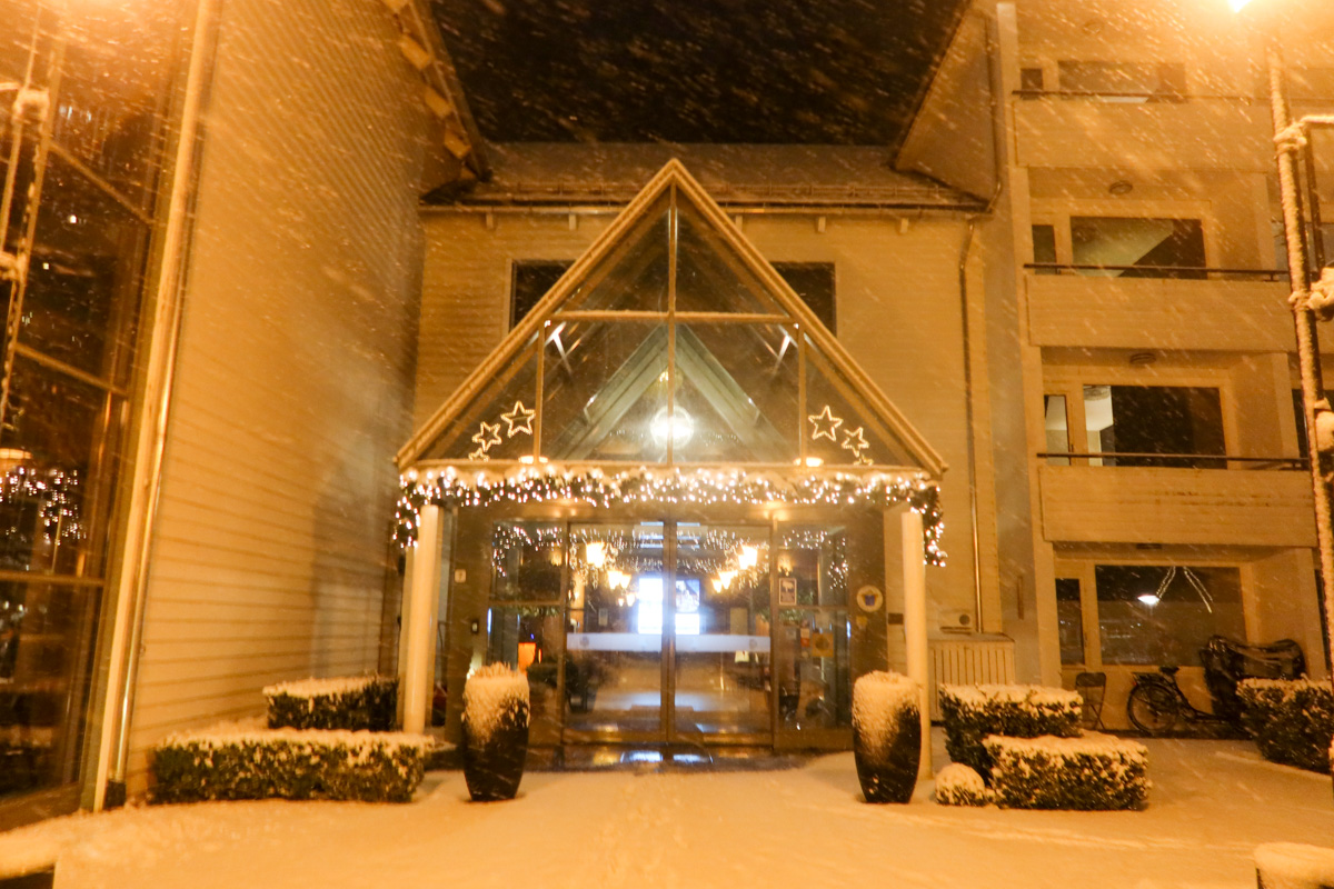 The outside of the historic Fretheim Hotel, looking festive in the dark nights